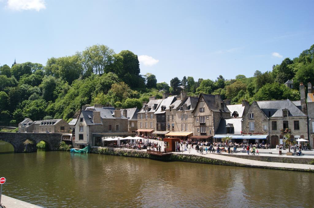 Au Fil De L'Eau - Le Bord De Rance Apartment ดีน็อง ภายนอก รูปภาพ